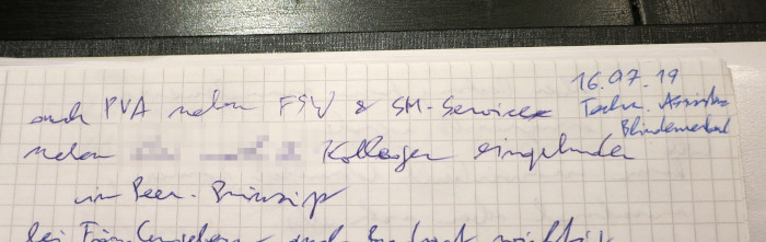 Handschriftliche Notizen in blauer Kugelschreiberfarbe. Rechts neben dem eigentlichen Text stehen in einem anderen Blauton das Datum und ein weiterer Vermerk.