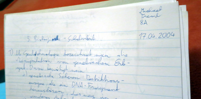 Handschriftlich beschrifteter Zettel mit der Überschrift »3. Biologie-Schularbeit«. Am rechten Rand steht das Datum 17.04.2004.