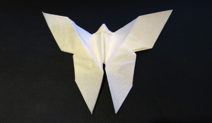 Origami-Schmetterling aus einem Taschentuch.