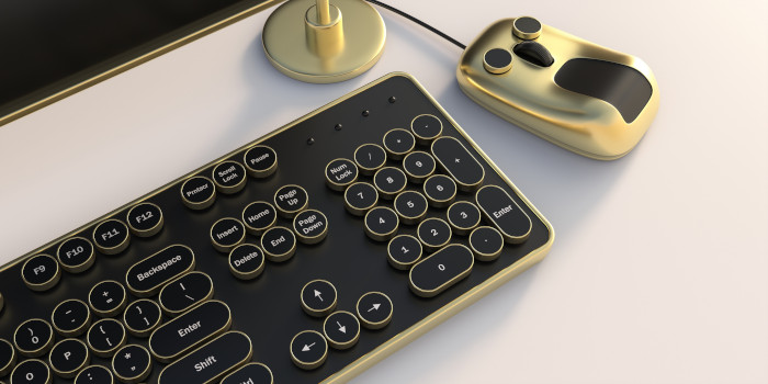 Tastatur und Maus im Steampunk-Stil mit runden Tasten und goldfarbenen Rahmen.