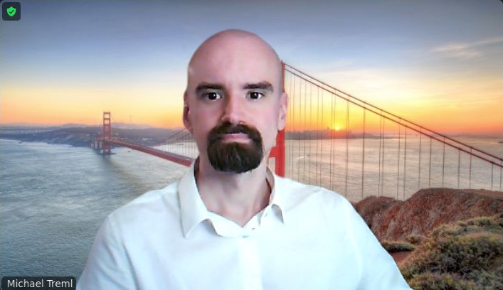Ich, ein kahler Mann mit Bart und weißem Hemd, vor einem deutlich schärferen Hintergrund, der die Golden Gate Bridge zeigt.