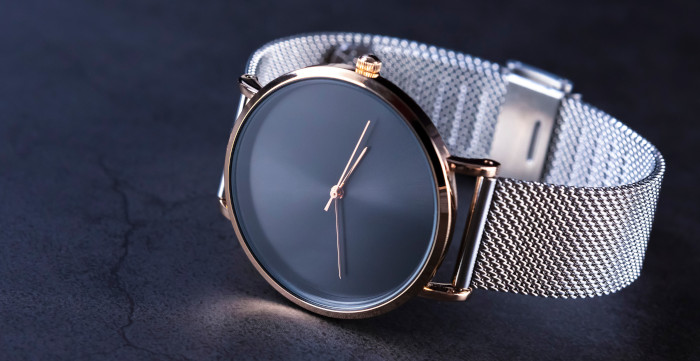 Armbanduhr mit einem komplett dunkelgrauen Zifferblatt ohne Zahlen oder Markierungen.