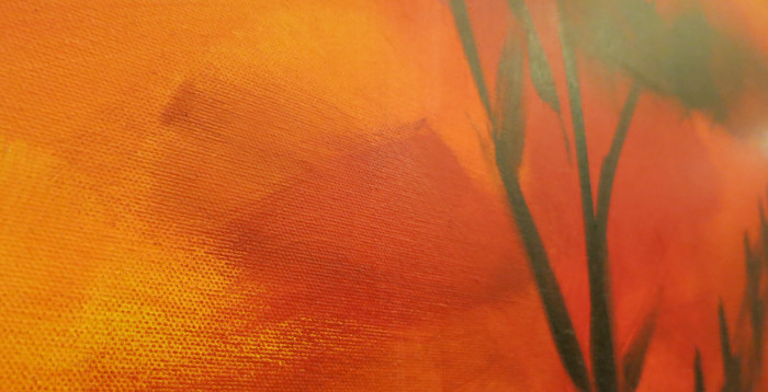 Nahaufnahme von einem abstrakten Gemälde mit überwiegend orangen und gelben Farbtönen, die ineinander übergehen und vor allem an den Übergängen eine leicht gepunktete Struktur zeigen. Rechts ein paar schwarze Striche, die im oberen Bildbereich etwas glänzen.