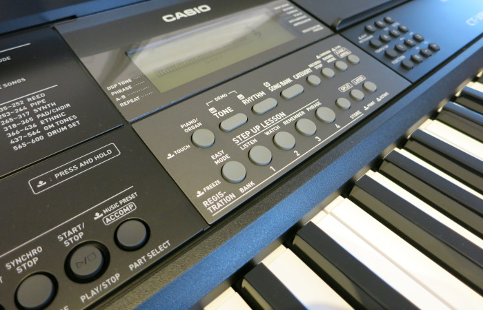 Etliche Funktionstasten auf einem Keyboard (Musik-Instrument), zu einem guten Teil mit Mehrfachbeschriftungen über, unter und neben den Tasten.