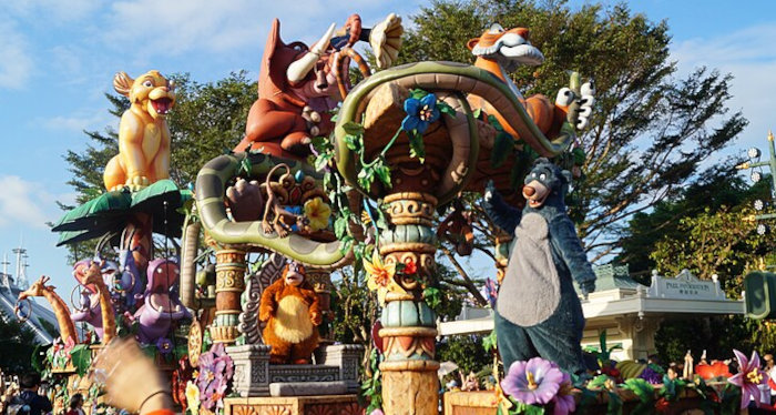 Paradewagen mit Figuren und kostümierten Personen, die Charaktere aus Disney-Filmen darstellen, darunter auch Balu, der Bär.