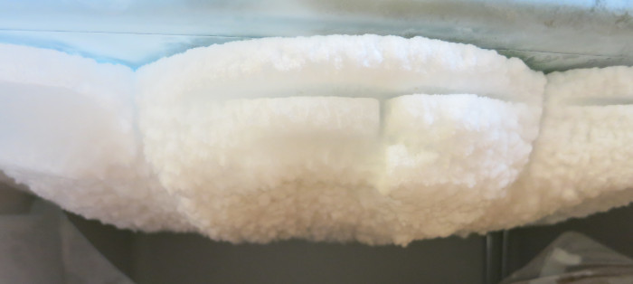 Dicke, gewölbte Eisschicht an der Unterseite einer Fläche.
