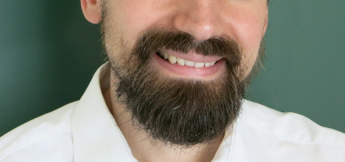 Gesicht mit dichtem Bartwuchs um den Mund, aber nur karger Behaarung an den Wangen.