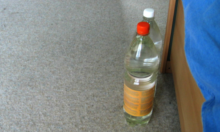 Zwei mit Wasser gef&uuml;llte Plastikflaschen.