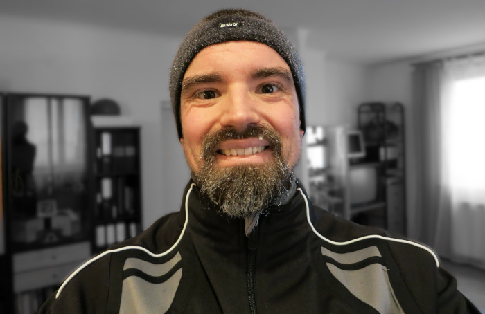 Ich in Jogging-Anzug und mit Frost im Bart.