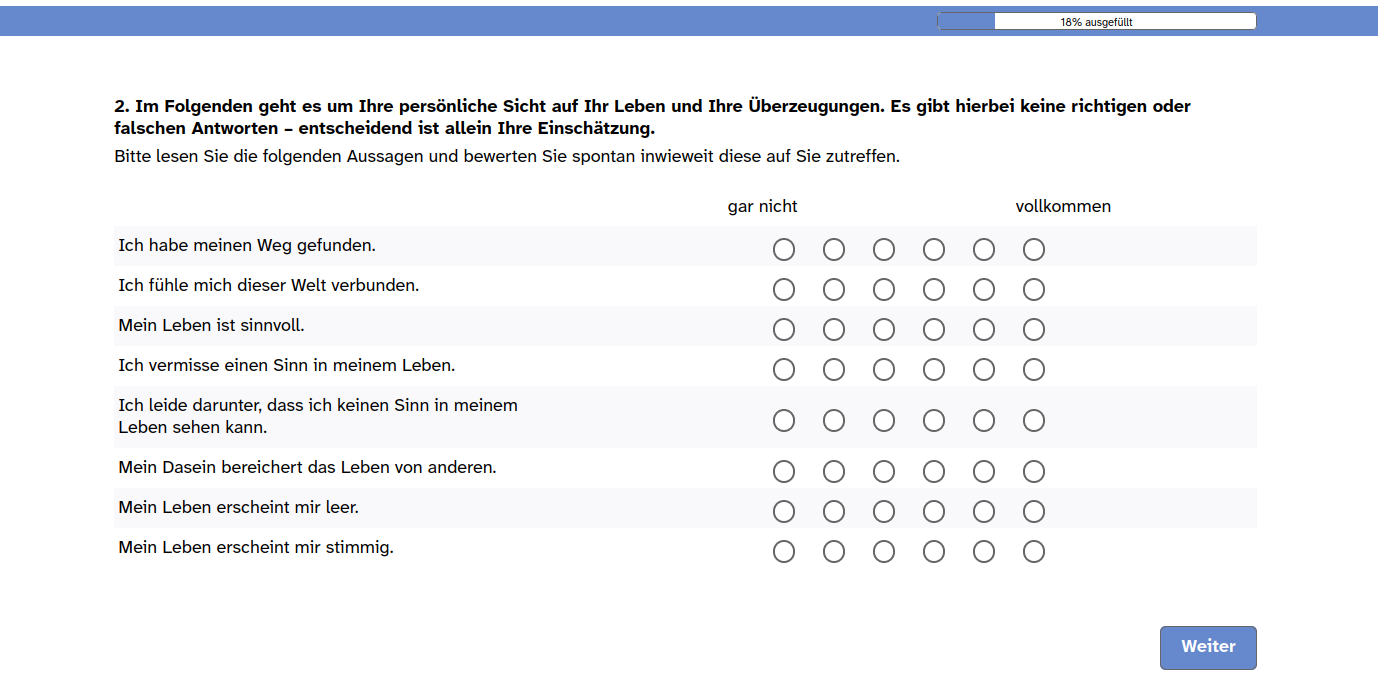 Seite einer mehrseitigen Umfrage, die laut Fortschrittsbalken rechts oben zu 18% ausgef&uuml;llt ist. Gezeigt wird eine Frage zur Wahrnehmung des eigenen Lebens mit acht Aussagen, die auf einer Likert-Skala bewertet werden sollen. Rechts unten befindet sich eine Schaltfl&auml;che mit der Aufschrift &raquo;Weiter&laquo;.