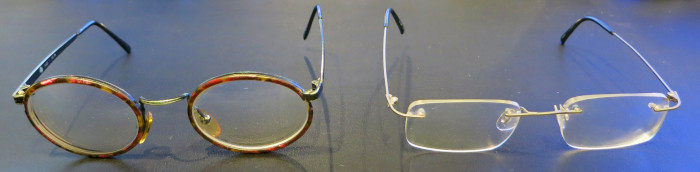 Links Brille mit dickem, rundem Rahmen. Rechts rahmenlose Brille mit eckigen Gl&auml;sern.