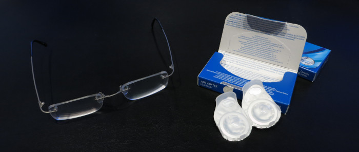 Brille und zwei Kontaktlinsen inkl. Verpackung.