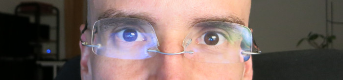 Gesicht mit verkehrt getragener Brille.