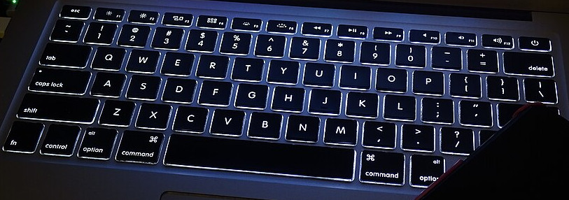 Laptop-Tastatur mit QWERTY-Layout.