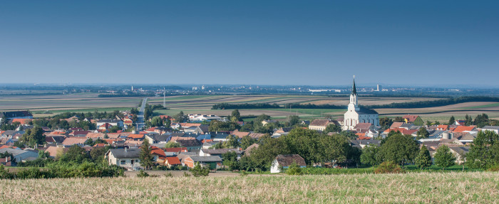Eine kleine Ortschaft mit Kirche.