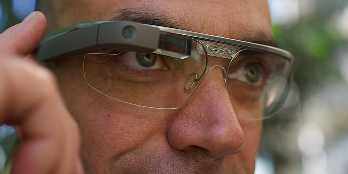 Benutzer von Google Glass, einem kleinen Display, vor einer Brille.