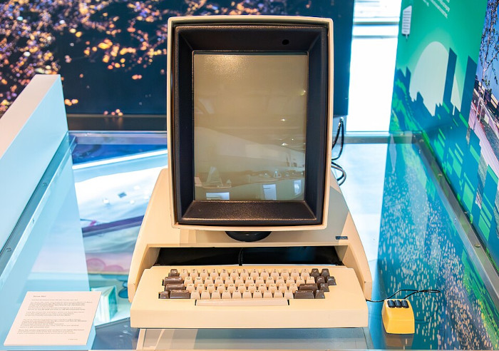 Hochkant-Monitor, Tastatur und Drei-Tasten-Maus.