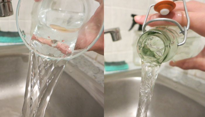 Links ein Wasserfluss aus einer weiten Karaffen-Öffnung: breit und mit klaren, großen Mustern. Rechts ein Wasserfluss aus einer weiten Flaschen-Öffnung: schmal und ungleichmäßig.