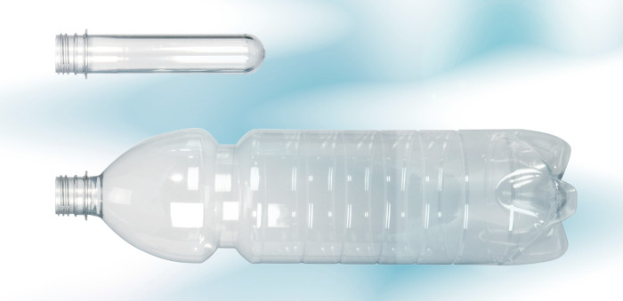 Oben: Plastikflaschen-Rohling, der wie ein Reagenzglas mit Gewinde für einen Schraubverschluss aussieht. Unten: Fertige Plastikflasche, bei der nur der Gewindeteil unverändert geblieben ist.