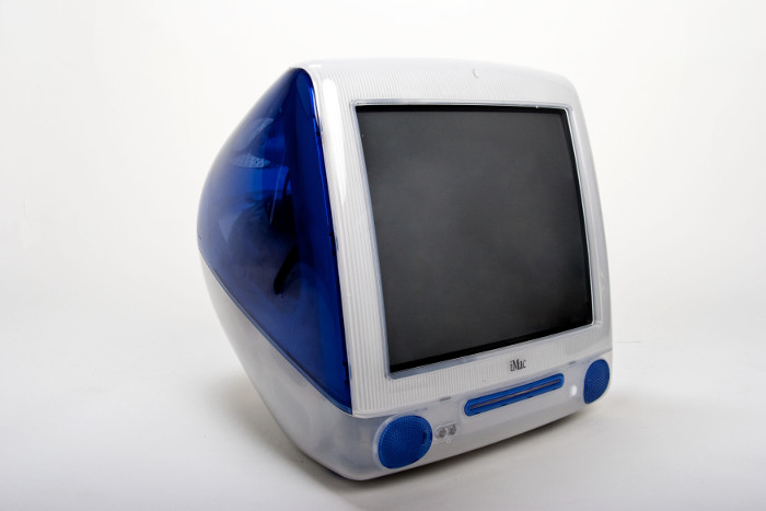 iMac All-In-One-PC mit teilweise transparentem, blauen Gehäuse.