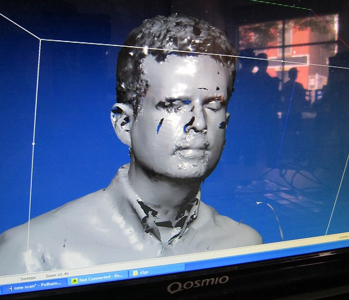 3D-Scan von einem Gesicht. Das Modell hat viele Lücken und Fehldarstellungen.