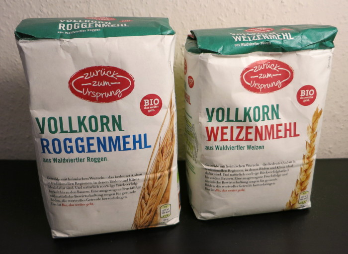 Roggen- und Weizenmehl in fast identischen Packungen.