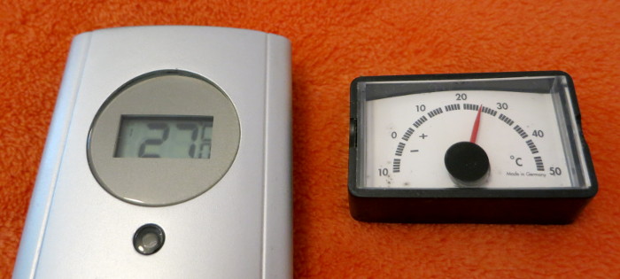 Digitalthermometer und Analogthermometer (ein Zeigermodell) direkt nebeneinander.