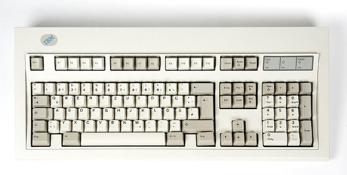 Weiß-graue QWERTZ-Tastatur ohne Windows-Tasten.